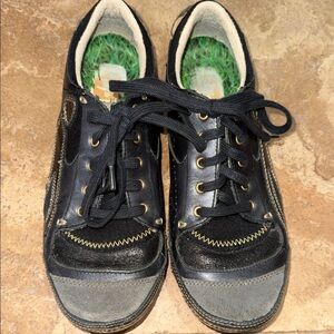 CUSHE FOOTWEAR-boutique leather sneakers•black & gold•size 8